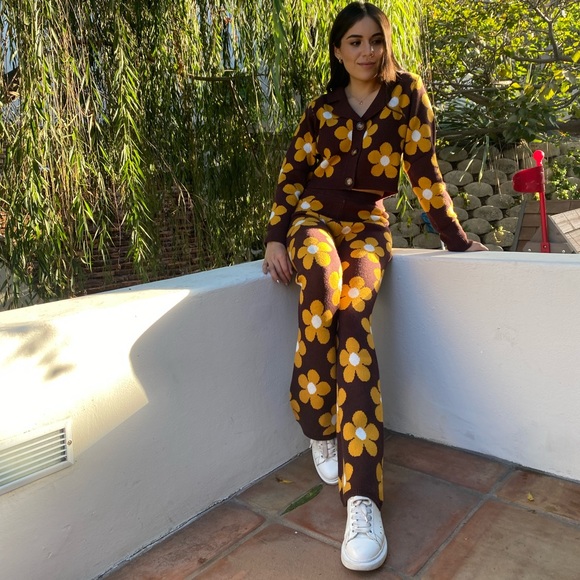 *24 HOUR SALE* Living The Life Brown Daisy Print Knit Sweater - Picture 8 of 9